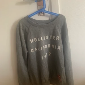 Hollister Sweatshirt str S - Säljer min hollister sweatshirt pga ingen användning, den är i fint skick. Skulle säga att den fungerar både som xs,s och m beroende på hur man vill den ska sitta. Skriv om ni har några frågor eller om fler bilder önskas💓