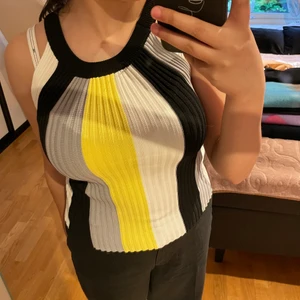 Topp - En olikfärgad och randig söt topp som sitter lite dåligt på mig vid midjan😢😊. Skön tröja som passar bra inför sommaren💗🥰