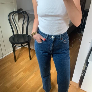 Blå jeans från ASOS - Supercoola jeans i mom fit modell från asos. Linnet på bilden är också for sale.
