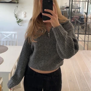 Stickad tröja - Halv croppad stickar tröja från Gina tricot. Köpt i vintras och aldrig använd, klippt av lappen dock. Ja 