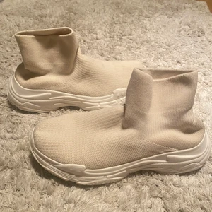 Nude/vita sneakers  - Storlek 40 (unisex)