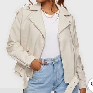 Skinnjacka  - En skinnjacka köpt från Nelly för 499kr och säljer nu för 350kr + frakt