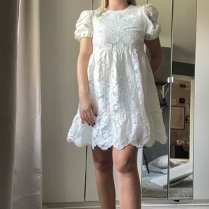 Vit klänning - En supersöt vit klänning med fina broderier. Aldrig använd👀 därav att lappen är kvar. Köpt för 990kr. Verkligen så fin sommarklänning! 