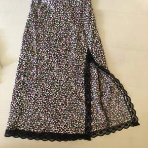 Jag säljer en jättefin oanvänd kjol från H&M. Materialet är jätteskönt till sommaren och tyget jättefint! 