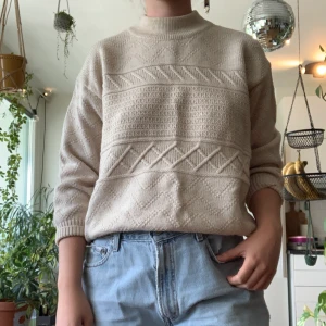 Stickad tröja  - En fint stickad beige tjocktröja. Gissar på ull. 