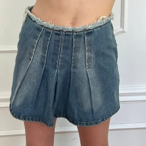 y2k jeanskjol - storlek: passar S och M. möts upp i stockholm eller fraktar 🖤