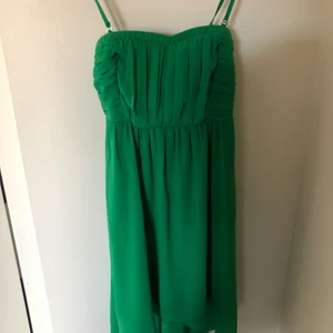 Jättefin grön sommarklänning från VILA - Säljer min fina gröna klänning. Köpt på VILA för några år sedan, men knappt använd. Det är i storlek XS och den är i jättefint skick. Axelbanden går att justera och att ta av om man hellre vill ha strapless! 