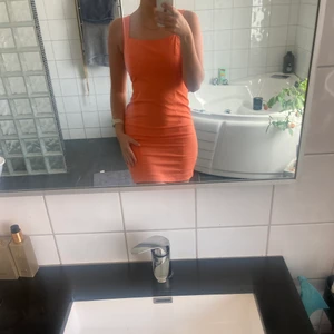 Fodralklänning, 36 - Supersnygg klänning från apart impressions. Använd en gång, men den har tyvärr blivit för kort för mig. Storlek 36🥰