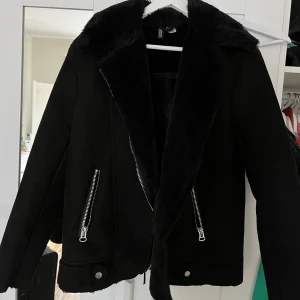 Jacka  - Jacka från HM, köpt för flera år sen men i gott skick. Material: ”mocca” och fodrad inuti  Storlek S