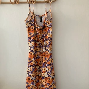 Blommig klänning - Blommig klänning från hm i storlek xxs! 