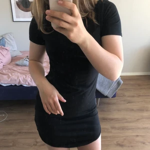 Svart klänning - Säljer denna jättefina svarta, tighta klänningen från shein, då den ej har kommit till användning. Den är i stl M men sitter som en smäck på mig som har S (passar S-M) Skicket är 5/5, köpare står för frakt och kom privat vid eventuella frågor!💞