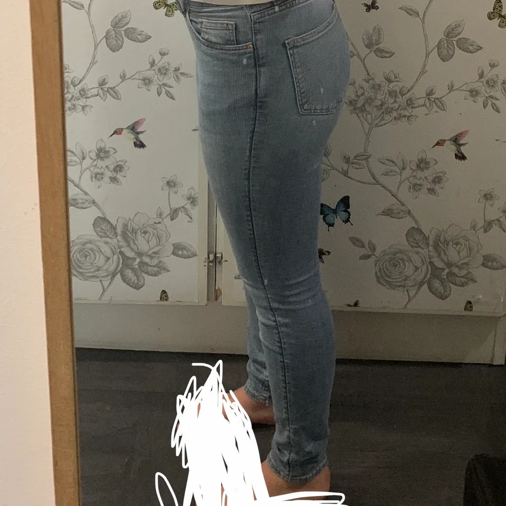 Superfina midwaist skinny jeans från H&M. Som nya. Är absolut öppen för prisförslag, kan mötas upp i Stockholm och det är bara att skriva för fler bilder! . Jeans & Byxor.