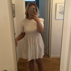 Vit klänning - Super gullig vit klänning från missguided. Inköpt förra året, men aldrig använts. 