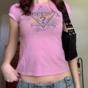 Guess-babytee - Liten rosa babytee från Guess, passar till lågmidjat! Stl L i barnstorlek och är som en XS 💕