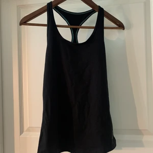 Träningslinne SOC - Träningslinne från Soc. Superfint. Är i storlek 158/164, men passar även en xs. Är absolut öppen för prisförslag, kan mötas upp i Stockholm och det är bara att skriva för fler bilder! 