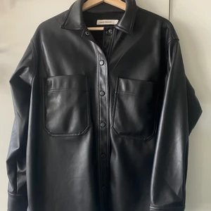 Carin Wester läderimitation jacka - Säljer denna otroligt snygga jacka från Carin Wester i storlek 38. Den är använd ett fåtal gånger och mycket fräsch. Kan skickas mot fraktavgift. 