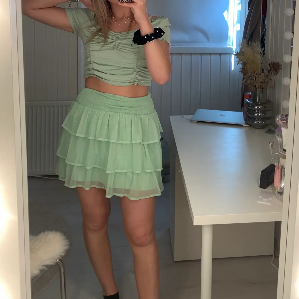 Mintgrön kjol från vero Moda i strl m. Tycker att den passar både s och m. Verkligen supersöt och passar till sommaren. Säljer vid bra bud!. Kjolar.