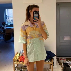 House of sunny skjorta strl S - Säljer vidare denna då den tyvärr inte kommer till användning :(  (bilderna är från den tidigare ägaren)