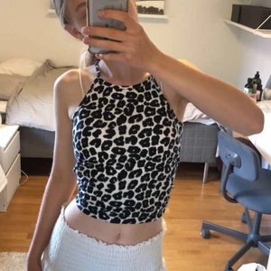 Leopard linne - Svart vitt leopard linne som verkligen är jätte skönt! Det är i storlek XS men passar även i XXS och S. Köpt för 150 kr, säljer för 40 kr💓💓 