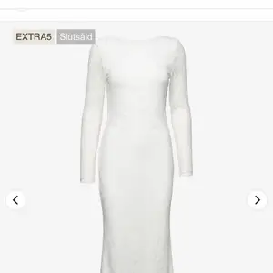 Hej! Säljer denna klänning som passar perfekt som studentklänning, bröllopsklänning eller som en fin somrig klänning bara. Den är helt oanvänd och säljer pga att det gått för många dagar för att göra retur. Den har lappar kvar och ord.pris är 649kr