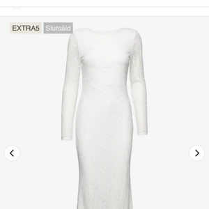 Bröllops/Student/Brudtärna klänning - Hej! Säljer denna klänning som passar perfekt som studentklänning, bröllopsklänning eller som en fin somrig klänning bara. Den är helt oanvänd och säljer pga att det gått för många dagar för att göra retur. Den har lappar kvar och ord.pris är 649kr