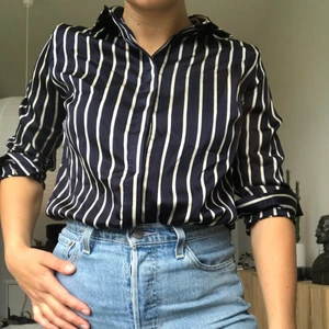 Randig skjorta Neo Noir - Silkig randig skjorta i mörkblått/vitt från Neo Noir 🕊 / 100% polyester / Fint skick, inget att anmärka på!