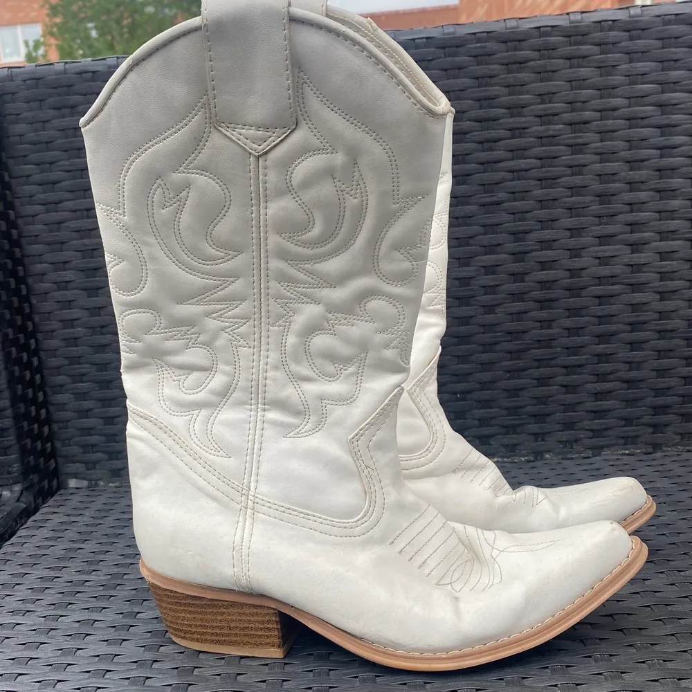 “These boots were made for walking” song were most likely inspired by a pair of cowboy boots . Skor.
