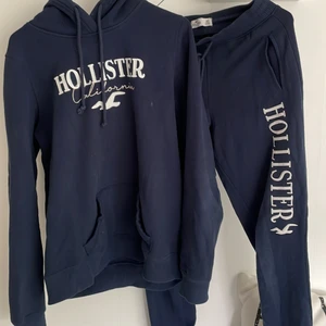 Hollister  - Ett mörkblått Hollister sett. Byxor XS och hoodie M. Älskar detta sett, men kommer tyvärr inte till användning längre. Skriv gärna för fler bilder eller om frågor💗 Frakten och priset kan diskuteras om intresse!💗