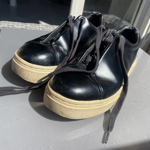 Eytys doja leather  - Ett par väl använda eytys doja som säljs pga utebliven användning. Skorna kan utan tvekan putsas upp och användas ytterligare en sommar i fint skick. 