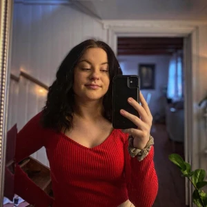 Tröja - Säljer denna jätte fina röda tröjan ifrån Nelly. Storlek s,pris går att diskutera. 