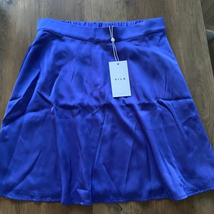 Kjol från Vila - Fin blå färg, går till mitten av låren och har en resår bak. Helt oanvänd💗