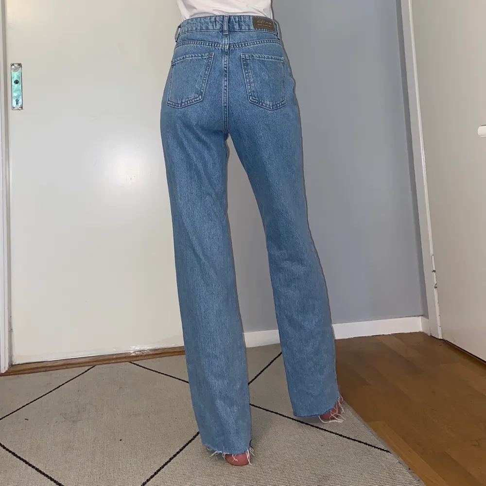 Jättefina straight leg, high waisted denim jeans från chiquelle i storlek 36. Använt endast 2-3 gånger.. Jeans & Byxor.