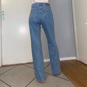 Jättefina straight leg, high waisted denim jeans från chiquelle i storlek 36. Använt endast 2-3 gånger.