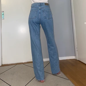 High waist, denim jeans i storlek 36 - Jättefina straight leg, high waisted denim jeans från chiquelle i storlek 36. Använt endast 2-3 gånger.
