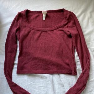 Vin röd topp - Säljer denna topp från hm. Säljer för att jag inte använder den längre. Toppen är i toppskick, inga hål eller fläckar. 