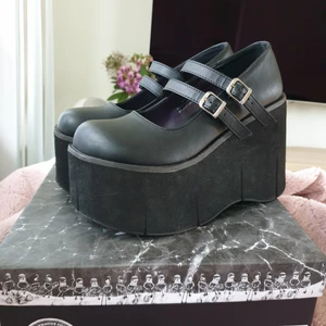 Demonia Mary Janes Kera 08  - Ett par Demonia kera 08 som är i väldigt fint skick. Köpt för 1169 kr på Impericon.se. amvända typ 5 gånger. Inga hål eller detekter. Smått smutsiga/repiga på sulan💕 Dem är storlek 38 (8 US) kartong finns till dem som man kan se på bilden!