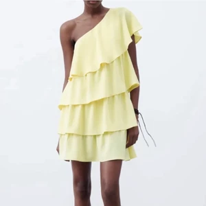 Gul volangklänning Zara - Jag säljer denna gula volangklänning från Zara i storlek S! Jätte fin klänning men för kort för mig (jag är 180). Den är helt slutsåld på hemsidan och prislappen sitter kvar! 🌸 nypris var 400kr