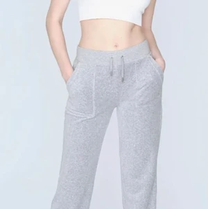 Juicy couture byxor stl XS - Ett par gråa mjuka byxor från juicy couture som jag köpte men andvänt kanske 1 gång, dom är uppsydda i benen alltså lite kortare men inte så mkt. 