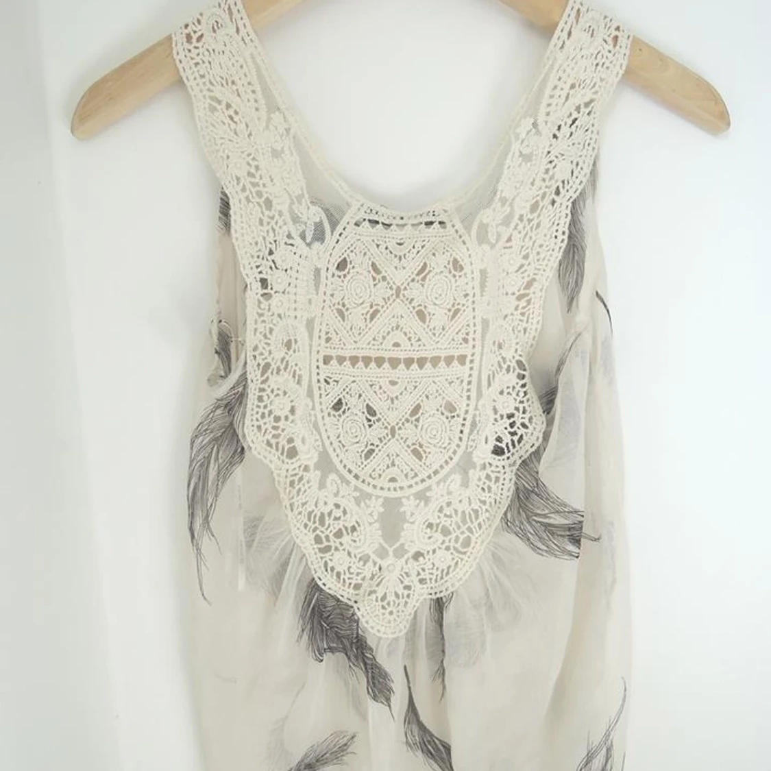 Stilrent linne med spetsdetaljer - 90