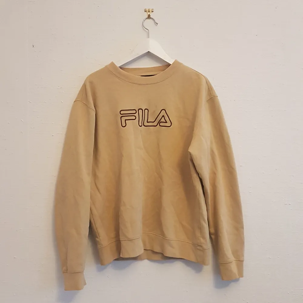 Beige tröja från fila, den har en fläck på framsidan som inte syns så mycket men litegrann, kanske går bort om man försöker få bort den. Tröjor & Koftor.