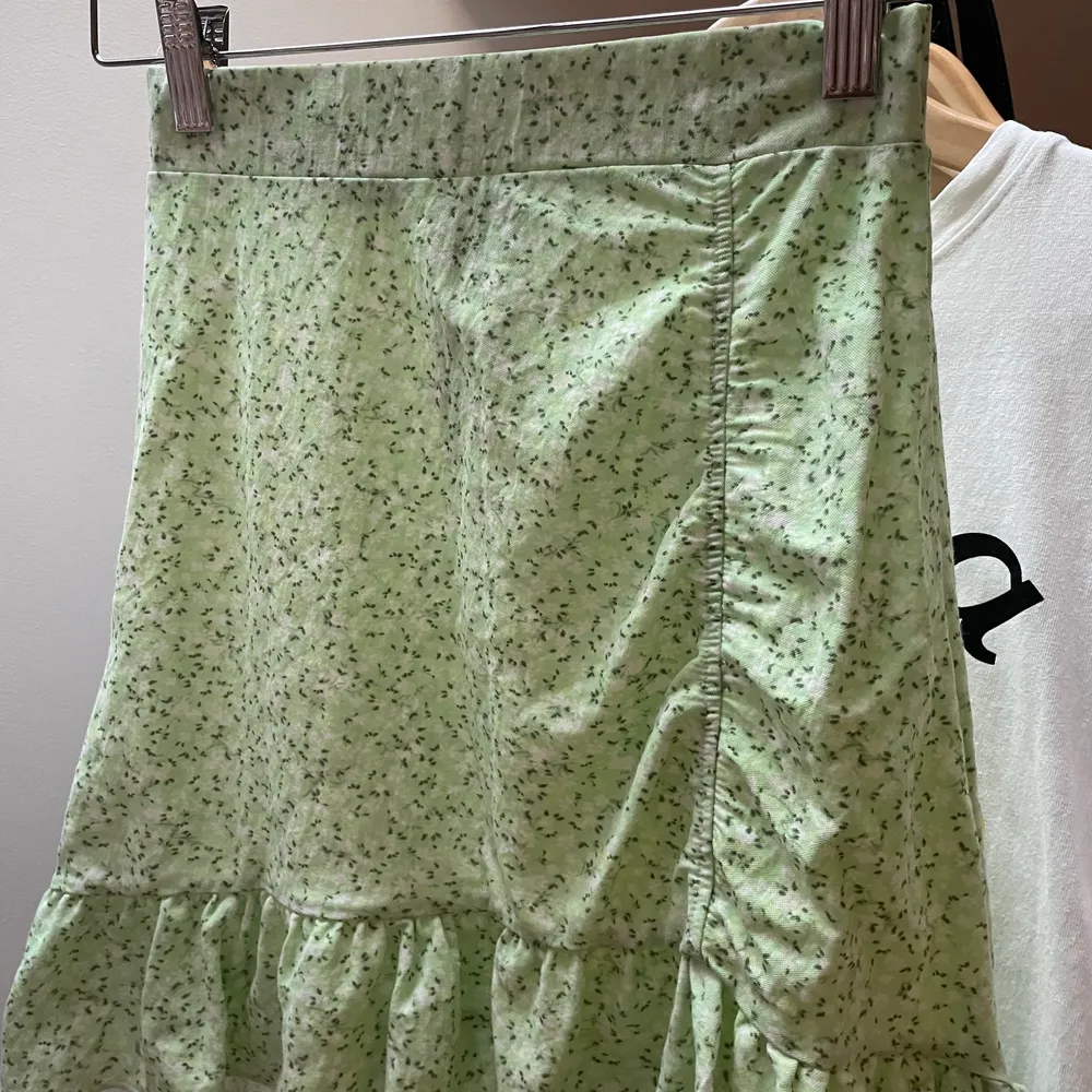 En fin blommig kjol från Gina Tricot som passar perfekt till sommaren!🌤. Kjolar.