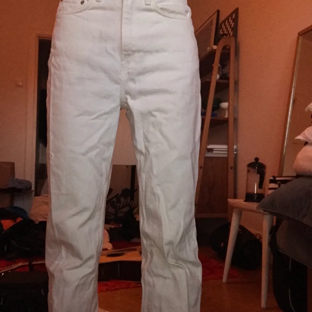 Ett par vita weekday-jeans. Raka i modellen och så snygga nu i sommar! Bra skick!!🥰. Jeans & Byxor.