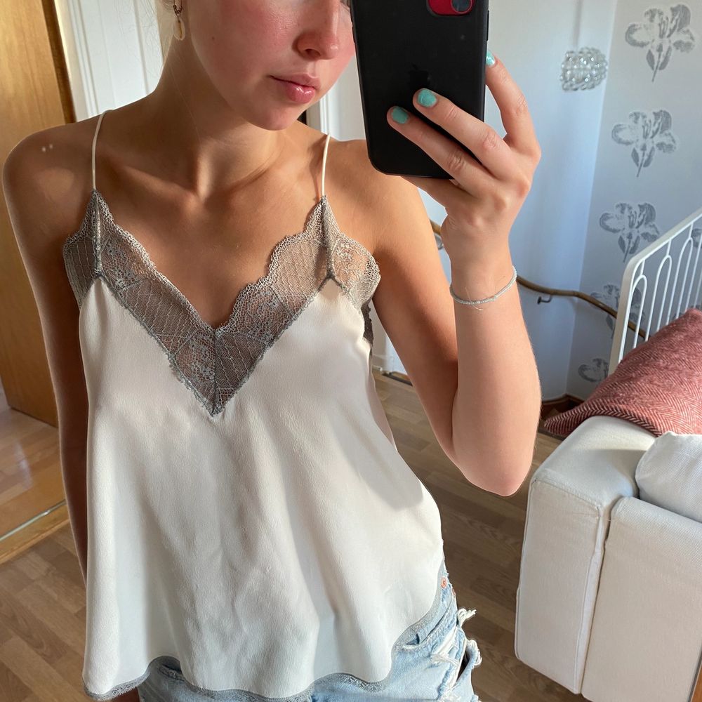 Linne i siden material med spetsdetalj från Zadig, otroligt skönt och snyggt! Fungerar både som pyjamas men även till fest, nypris runt 2000 kr och toppen är i princip ny😇. Toppar.