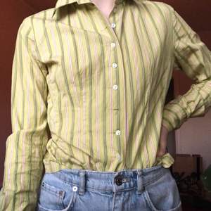 Gul/grön-randig skjorta designad av Linnea Braun. Går att stylea till en jättesnygg retrolook!!🥰