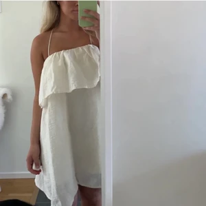 Sommar klänning - Lånade bilder!!! Intressekoll på min ursnygga klänning. Säljer vid bra pris. Priset är exklusive frakt🤍 storlek 34 men passar även 36