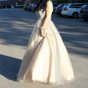 Kläning  - Den här klänningen är en helt ny och Använd en gång,Det går att skicka,  Kontakta mig för fler bilder😊