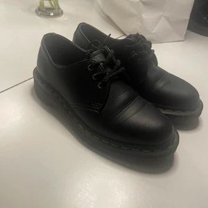 Dr Martens  - Låga dr martens kängor med snörning i jättegott skick, storlek 36. Köptes för 1700.