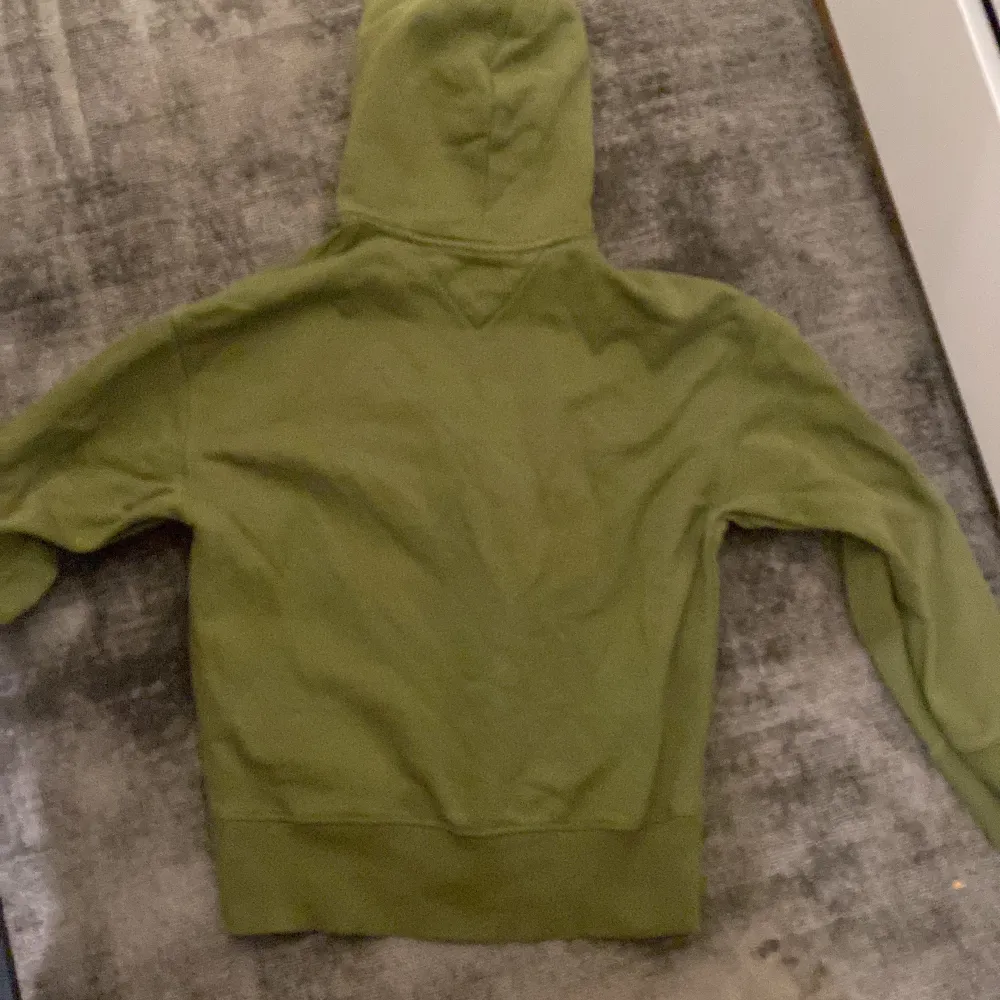 En trendig hoodie som är mörk grön och har väldigt snygg och lite oversized passform. Nypriss 600kr, köpare står för frakten!. Hoodies.