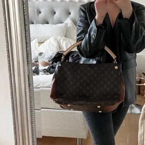 LV väska  - Den är aldrig använd, kan inte garantera äktahetsbevis då jag köpte den begangnat för 5000kr, kommer sälja för 2000kr annars kom med eget prisförslag. Kan inte se något slitage på den! Fint skick