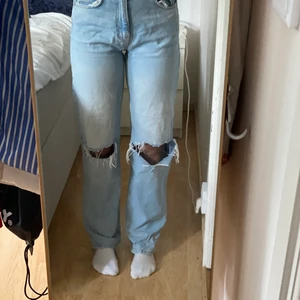 Gina tricot jeans  - Ett par snygga gina jeans med hål